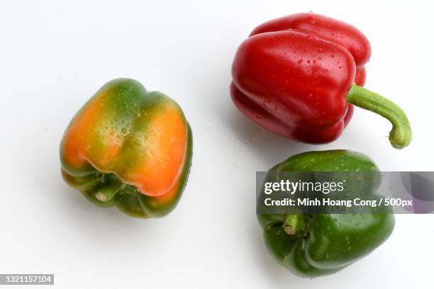 close-up of bell peppers over white background,france - green bell pepper - fotografias e filmes do acervo