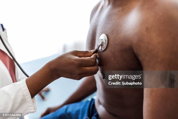 de vrouwelijke arts luistert aan de longen van een patiënt tijdens een medisch onderzoek - pulse trace stockfoto's en -beelden