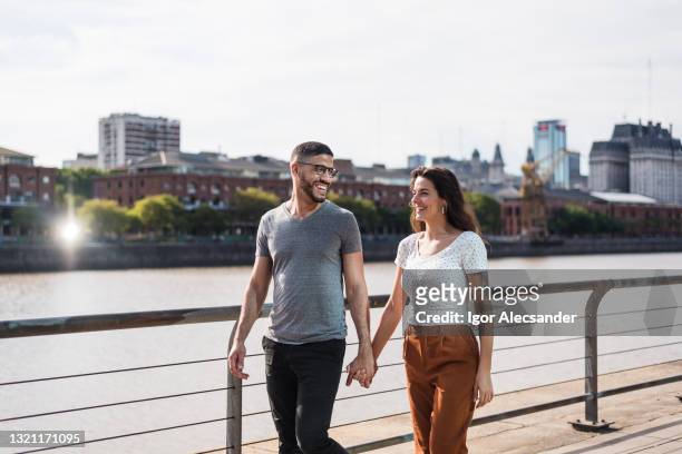 tourist couple in buenos aires - buenos aires stockfoto's en -beelden