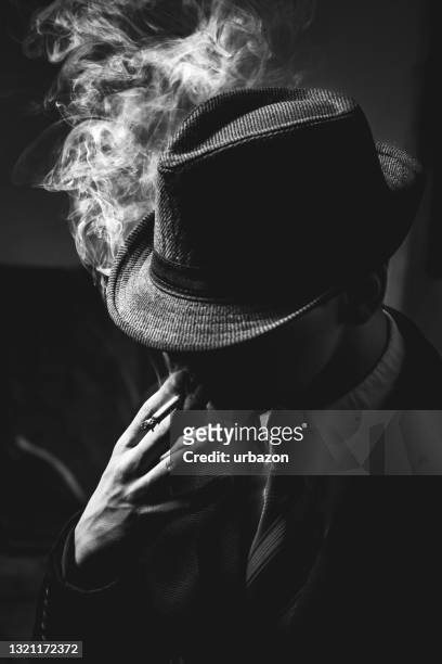 retro mens in band en hoed het roken - film noir style stockfoto's en -beelden