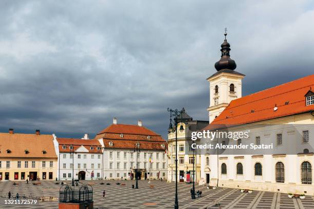 piata mare (big square) in sibiu, transylvania, romania - sibiu stock-fotos und bilder