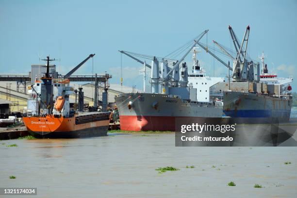 port d’abidjan, le plus grand de la côte d’ivoire - quai nord, navires amarrés au terminal céréalier, la lagune ébrié - abidjan photos et images de collection