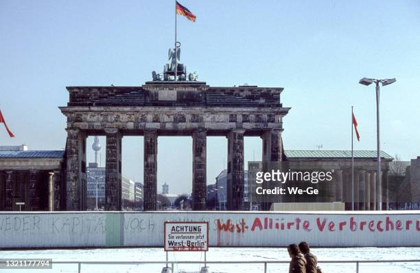 historic photo of the brandenburg gate in berlin from 1983 - the berlin wall stock pictures, royalty-free photos & images