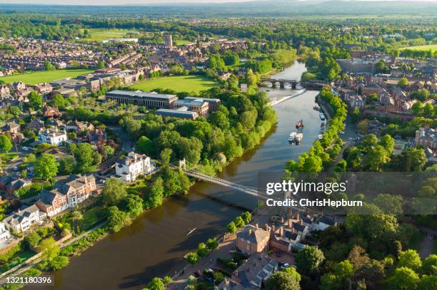 vista aérea do rio dee em chester, incluindo queens park bridge e the old dee bridge, cheshire, inglaterra, reino unido - cheshire england - fotografias e filmes do acervo