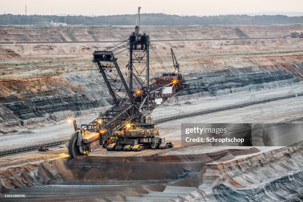 De Machines van de Steenkoolmijn bij Open-Pit Mijn