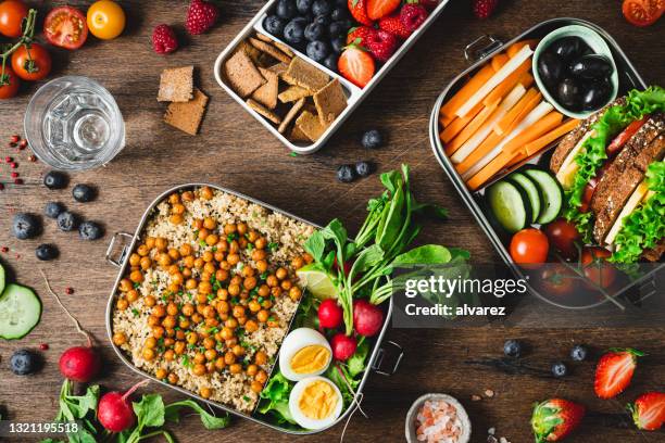 des aliments sains et équilibrés dans les boîtes à lunch - plateau à compartiments photos et images de collection
