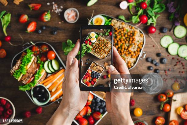 femme photographiant des boîtes à lunch saines - plateau à compartiments photos et images de collection