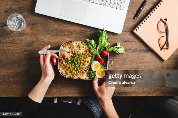 healthy lunch break at work - bento imagens e fotografias de stock