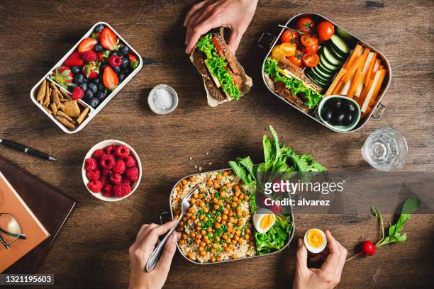 persone che hanno una dieta equilibrata dalle scatole del pranzo - pranzo foto e immagini stock