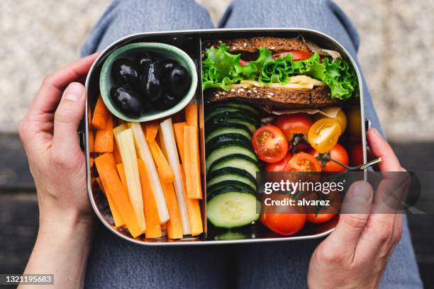 woman having healthy lunch - merenda imagens e fotografias de stock