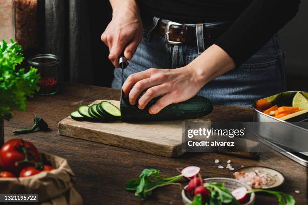 frau bereitet gesunde lunchbox zu - gurke stock-fotos und bilder