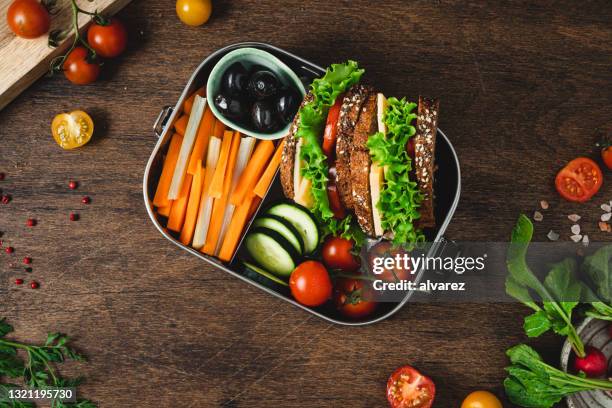 boîte à lunch saine fraîchement préparée - plateau à compartiments photos et images de collection