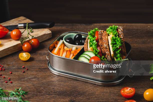 fruits, vegetables and healthy sandwich in the lunch box - lunchbox stockfoto's en -beelden