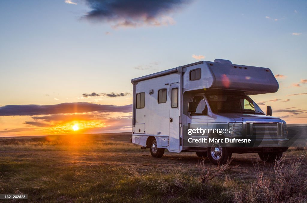 Wohnmobil und Sonnenuntergang