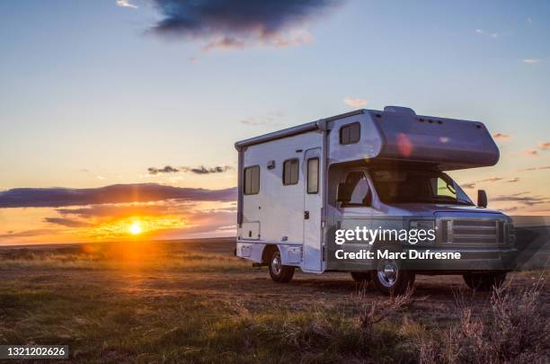 autocaravanía y puesta de sol - trailer fotografías e imágenes de stock