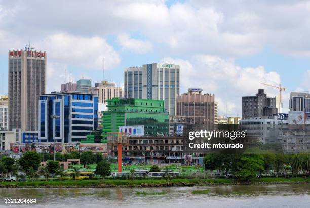 abidjan finanzdistrikt skyline, elfenbeinküste, westafrika - abidjan streets stock-fotos und bilder