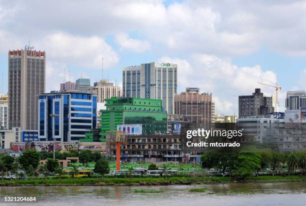 abidjan finansdistrikt skyline, elfenbenskusten, västafrika - ivory coast town bildbanksfoton och bilder