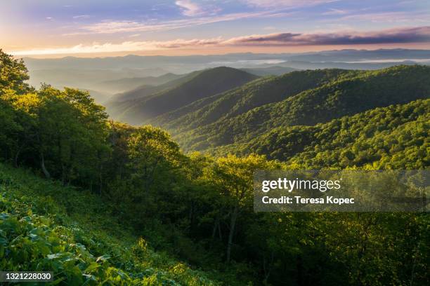 blue ridge mountain sunrise - appalachia stock-fotos und bilder