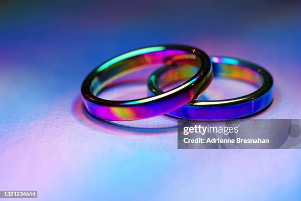 rainbow rings - couple au lit stockfoto's en -beelden