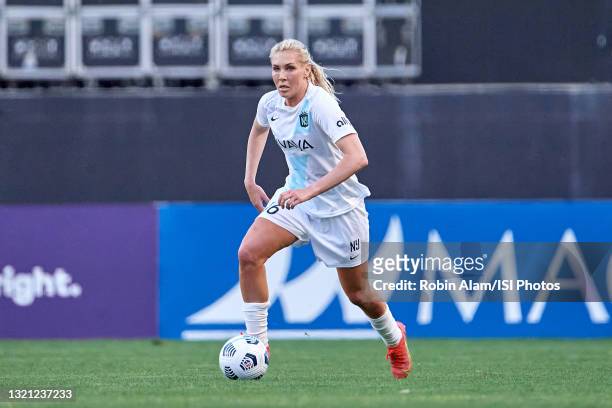 Allie Long of NJ/NY Gotham FC dribbles the ball during a game between NJ/NY Gotham City FC and Chicago Red Stars at SeatGeek Stadium on May 22, 2021...