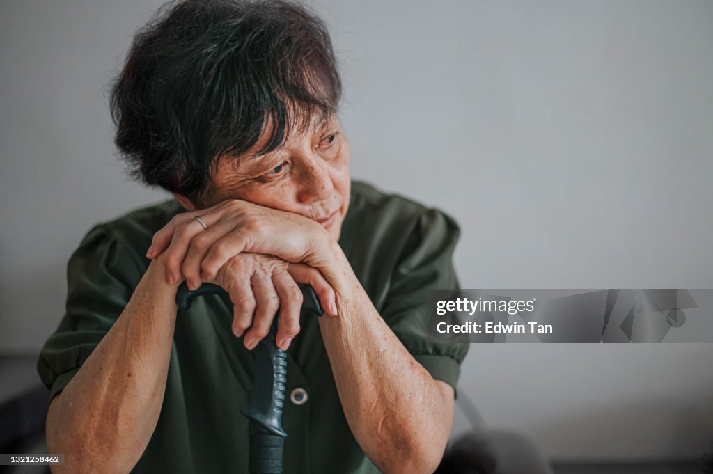 Triste femme âgée chinoise d’Asie à la maison portrait