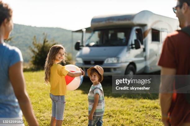 mama, papa, wir sind bereit für unseren sommerurlaub! - caravan stock-fotos und bilder