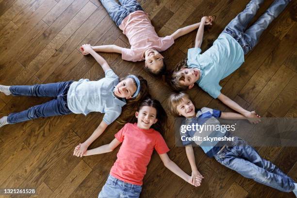 above view of children's connection on the floor. - children circle floor stock pictures, royalty-free photos & images