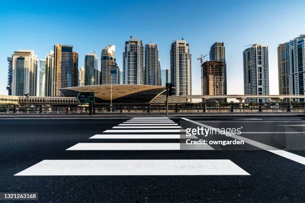 highway traffic in dubai, united arab emirates - dubai metro stockfoto's en -beelden