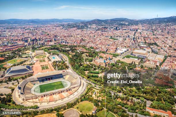 flygfoto över montjuic-berget i barcelona - montjuic olympic stadium bildbanksfoton och bilder