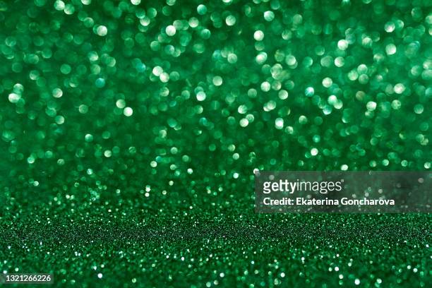 beautiful green holiday background with glitter and blurred and focal lights for new year, christmas or birthday. - smaragdgroen stockfoto's en -beelden