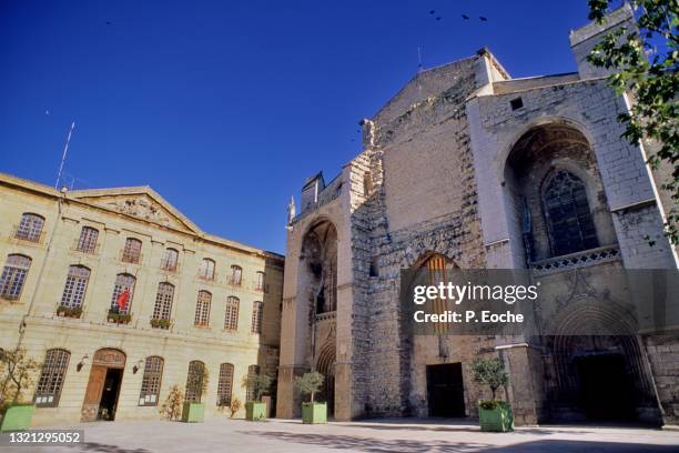 saint-maximin-la-sainte-baume, the sainte-marie-madeleine basilica - saint maximin la sainte baume stock pictures, royalty-free photos & images