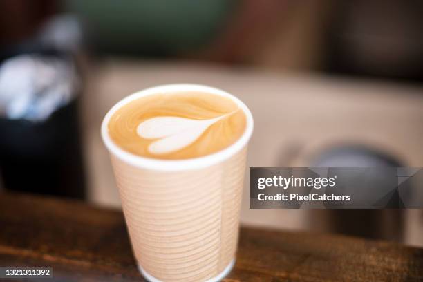 ハートの泡の芸術と新鮮なコーヒー - latte art ストックフォトと画像
