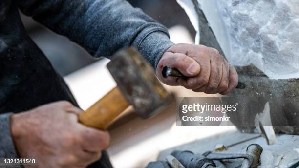tailleur de pierre sculptant une sculpture dans l’atelier - ouvrier maçon photos et images de collection