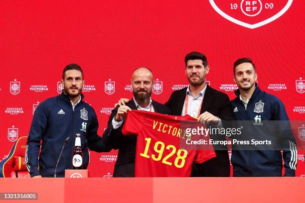 Jorge Ressurreccion “Koke”; Sergio Ragel, Director of External Relations of Cerveza Victoria; Albert Luque, ex player; and Pablo Sarabia pose for...