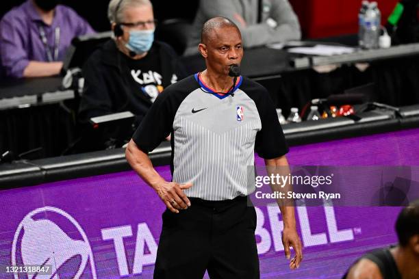 Mike Mathis Referee Michael Smith Basketball Photos and Premium High Res Pictures - Getty ...