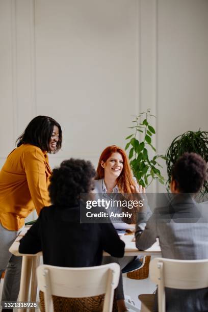 groupe diversifié de femmes d’affaires travaillant dans un bureau, réunion de travail d’équipe - large group of people photos et images de collection