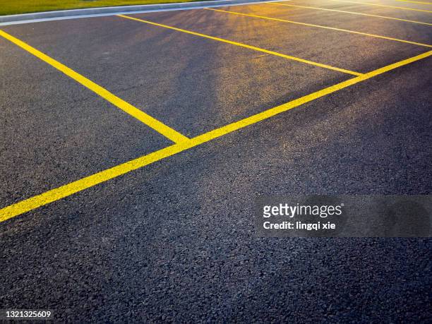 the yellow line of dividing the parking space on the parking lot - speed bump foto e immagini stock