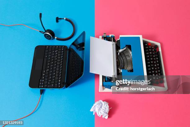 デジタルアンドアナログ – ラップトップと80年代のタイプライター - アナログ ストックフォトと画像