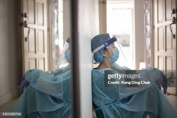 asian chinese feminino forro dianteiro cansado sentado no chão durante pandemia - coronavírus - fotografias e filmes do acervo