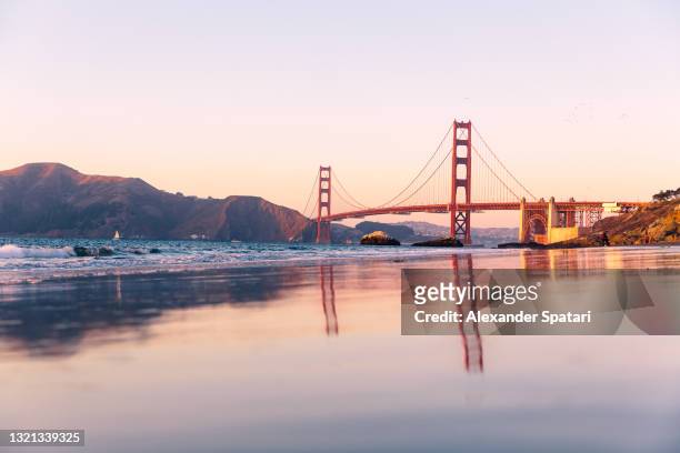golden gate bridge at sunset, san francisco, california, usa - skyline san francisco - fotografias e filmes do acervo