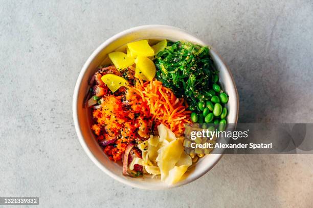 poke bowl with tuna, salmon, edamame beans, wakame chuka seaweed, corn, carrot - salladsskål bildbanksfoton och bilder