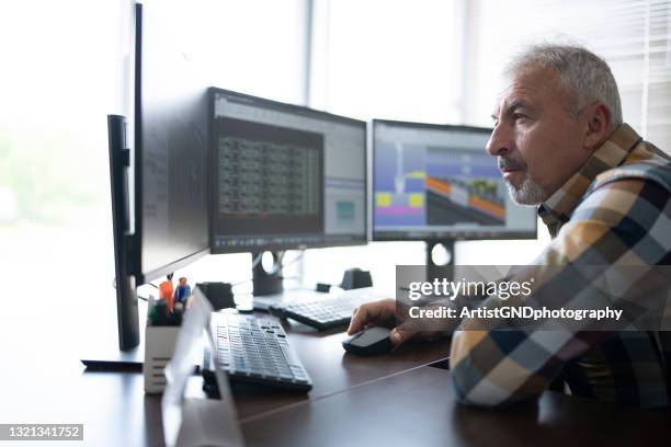 Senior Computer Programmer Senior Programmer Photos and Premium High Res Pictures - Getty Images