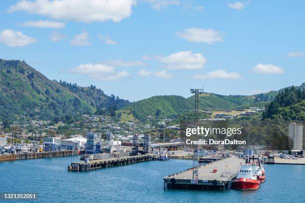 picton harbor, die aussicht auf wellington - picton (interislander cook strait ferry), wellington, neuseeland. - wellington boot stock-fotos und bilder