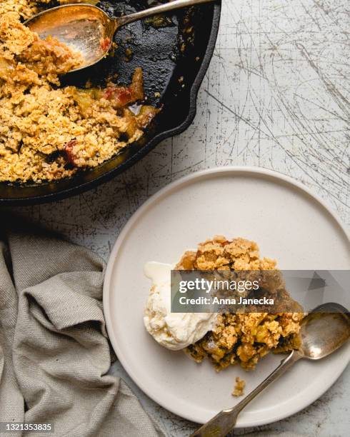 fruit crumble - kruimeltaart nagerecht stockfoto's en -beelden