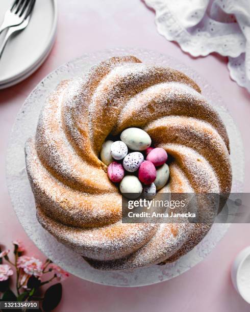 easter bundt cake - paastaart stockfoto's en -beelden