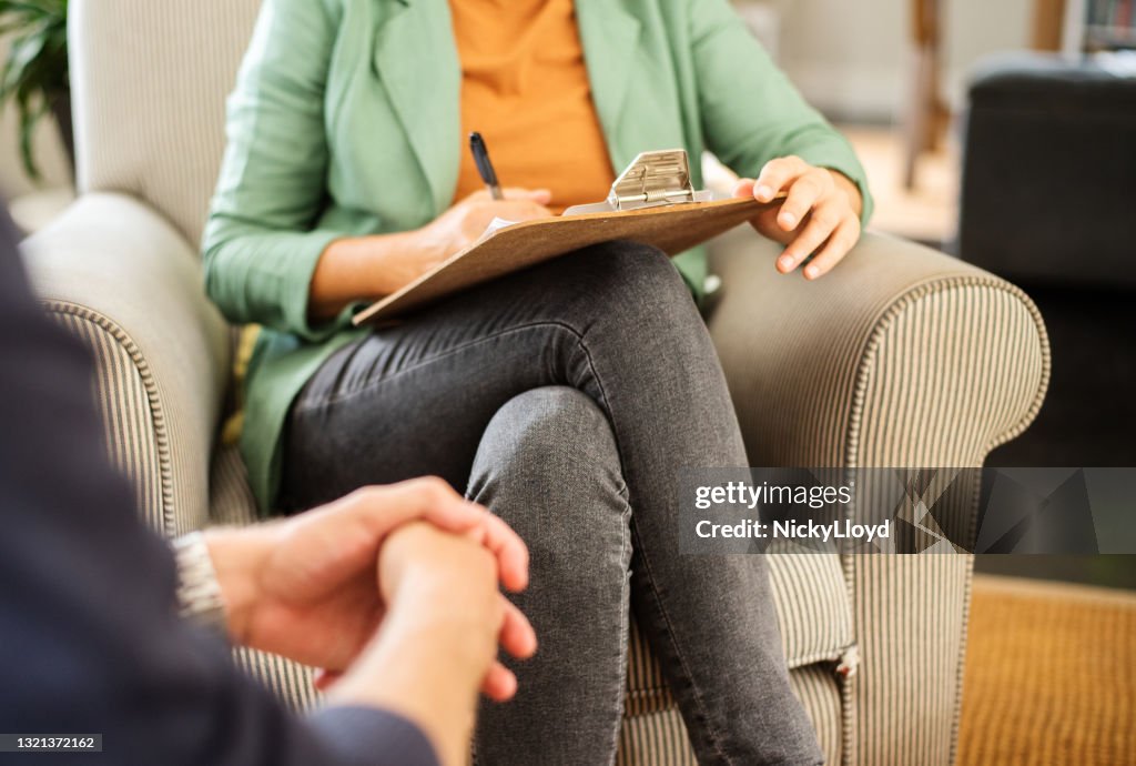 Psychische Gesundheit Professionelle Notizen während einer Beratung Sitzung