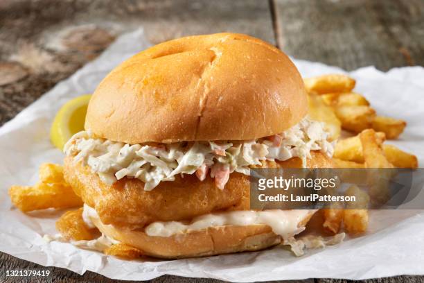 bier geprügelt fisch burger mit pommes - fish fry stock-fotos und bilder