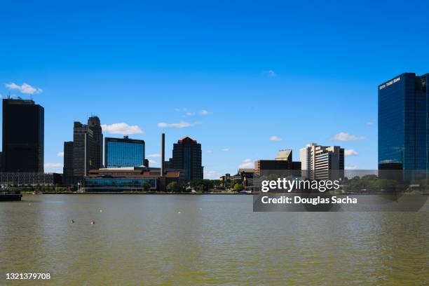 toledo city skyline on the maumee river - toledo ohio stockfoto's en -beelden