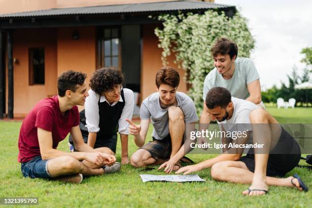 group of friends playing in the backyard - spelregels stockfoto's en -beelden