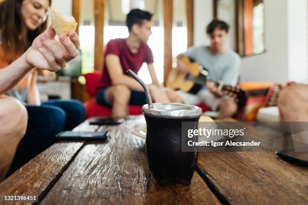 yerba kumpel, snacks und freunde zu hause - yerba mate stock-fotos und bilder